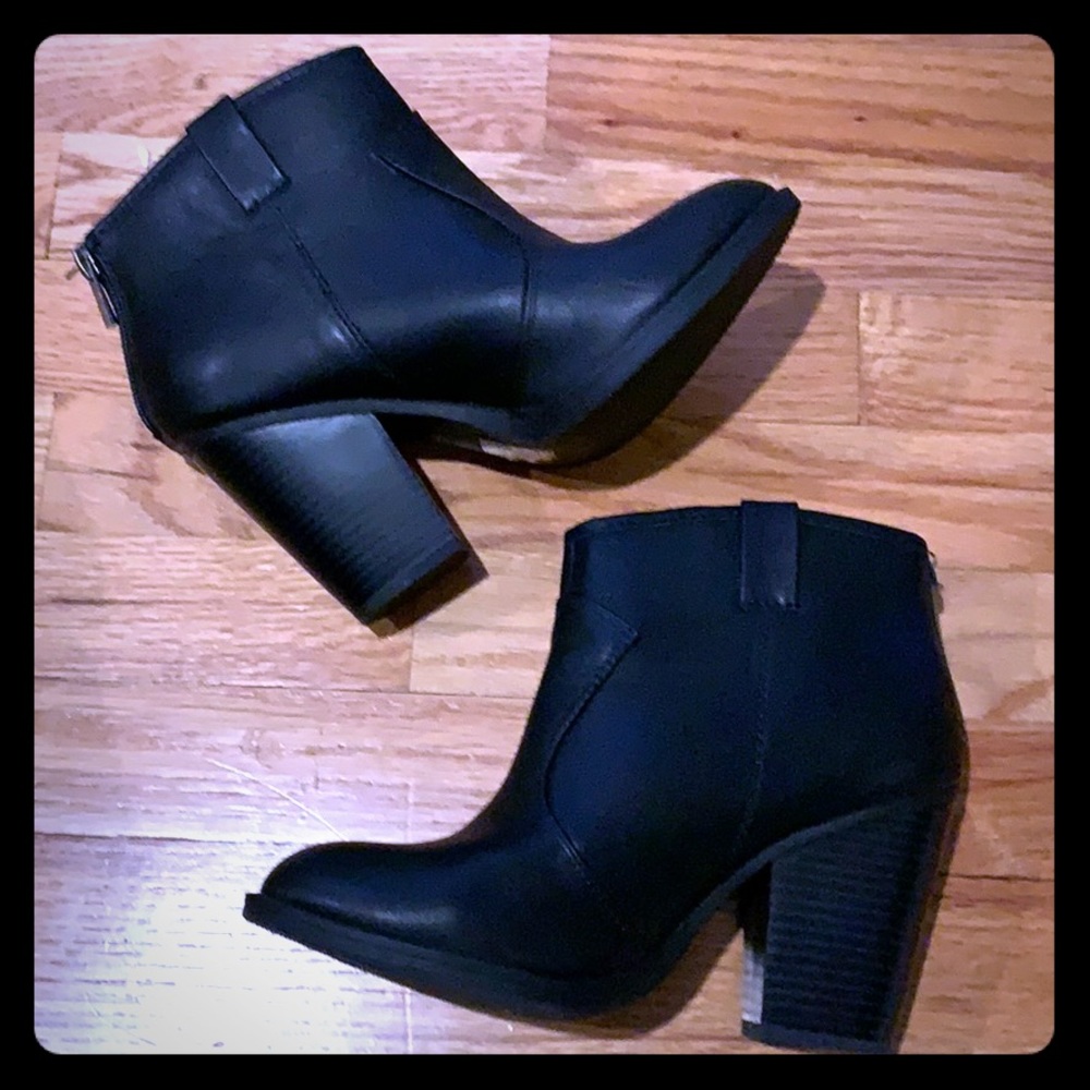 Cambridge Select black ankle booties - size 7.5